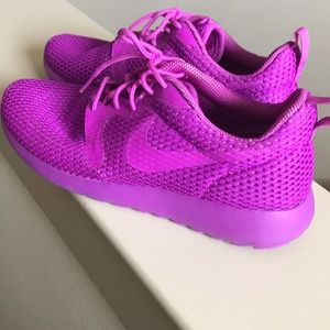 Nikes tennis shoes